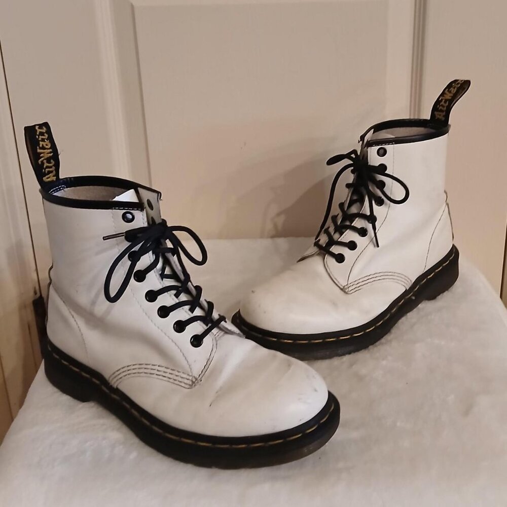 White Docs Dr. Martens 1460 11822 Unisex Ankle Boots in size 7M 8L 39EU 6UK